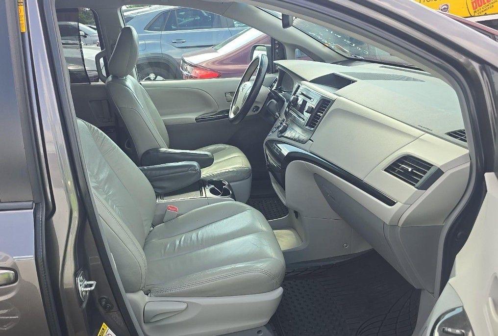 Toyota Sienna LE FWD 8-Passenger V6 2014