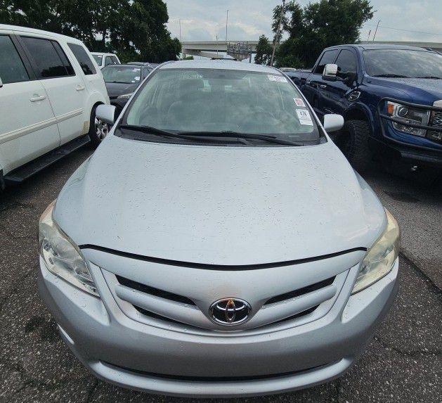 Toyota Corolla Base 5-Speed MT 2011