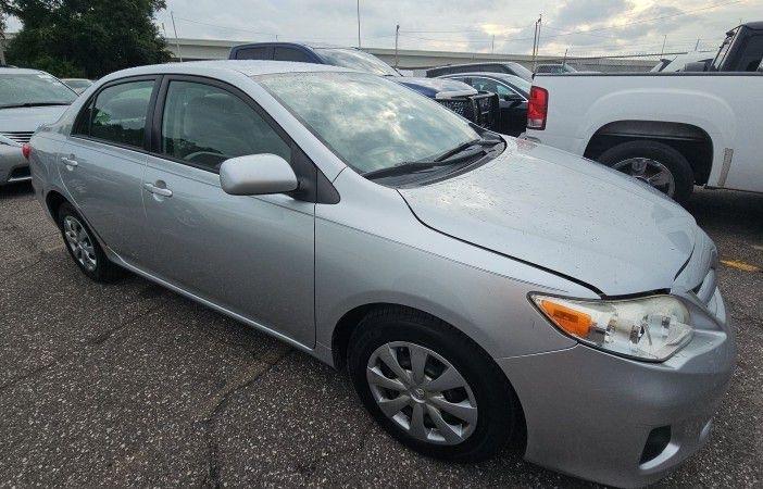 Toyota Corolla Base 5-Speed MT 2011