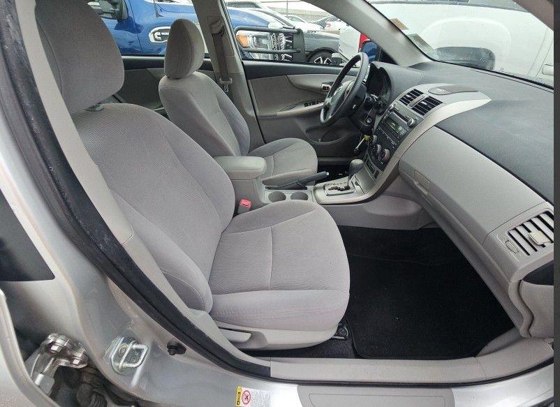 Toyota Corolla Base 5-Speed MT 2011
