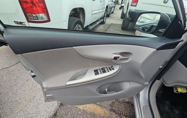 Toyota Corolla Base 5-Speed MT 2011