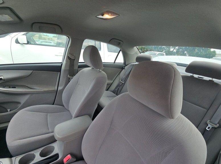 Toyota Corolla Base 5-Speed MT 2011