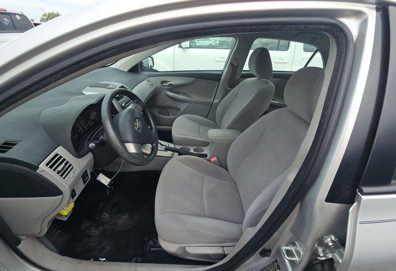 Toyota Corolla Base 5-Speed MT 2011