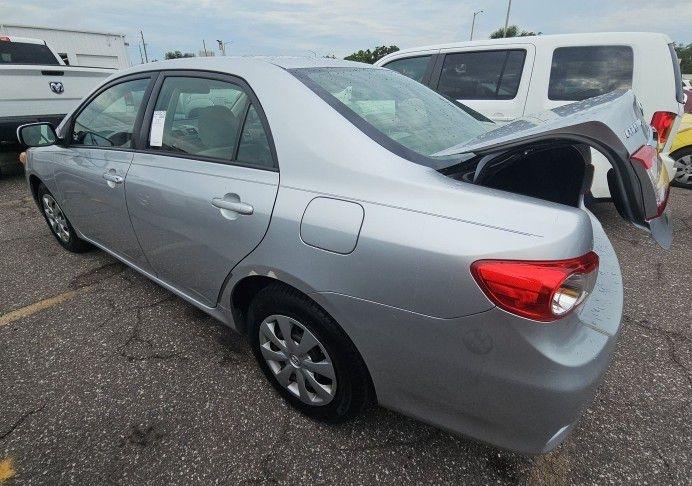 Toyota Corolla Base 5-Speed MT 2011