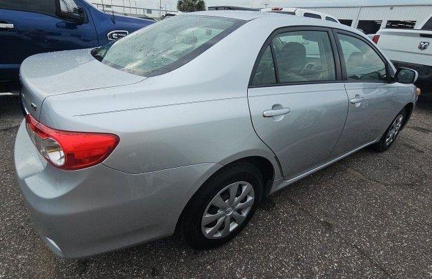 Toyota Corolla Base 5-Speed MT 2011