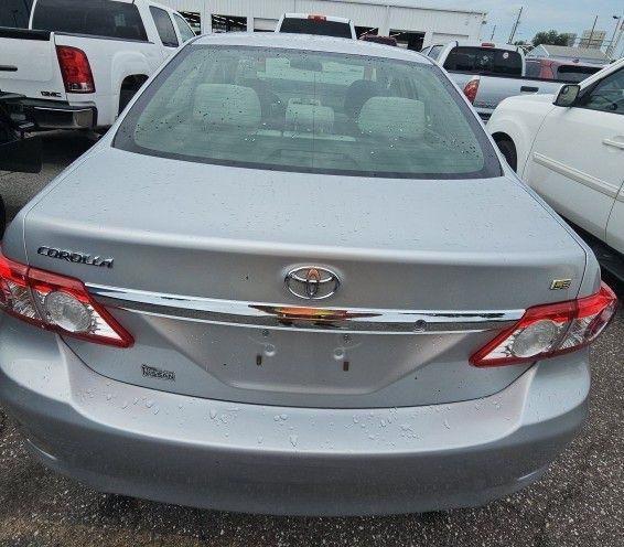 Toyota Corolla Base 5-Speed MT 2011