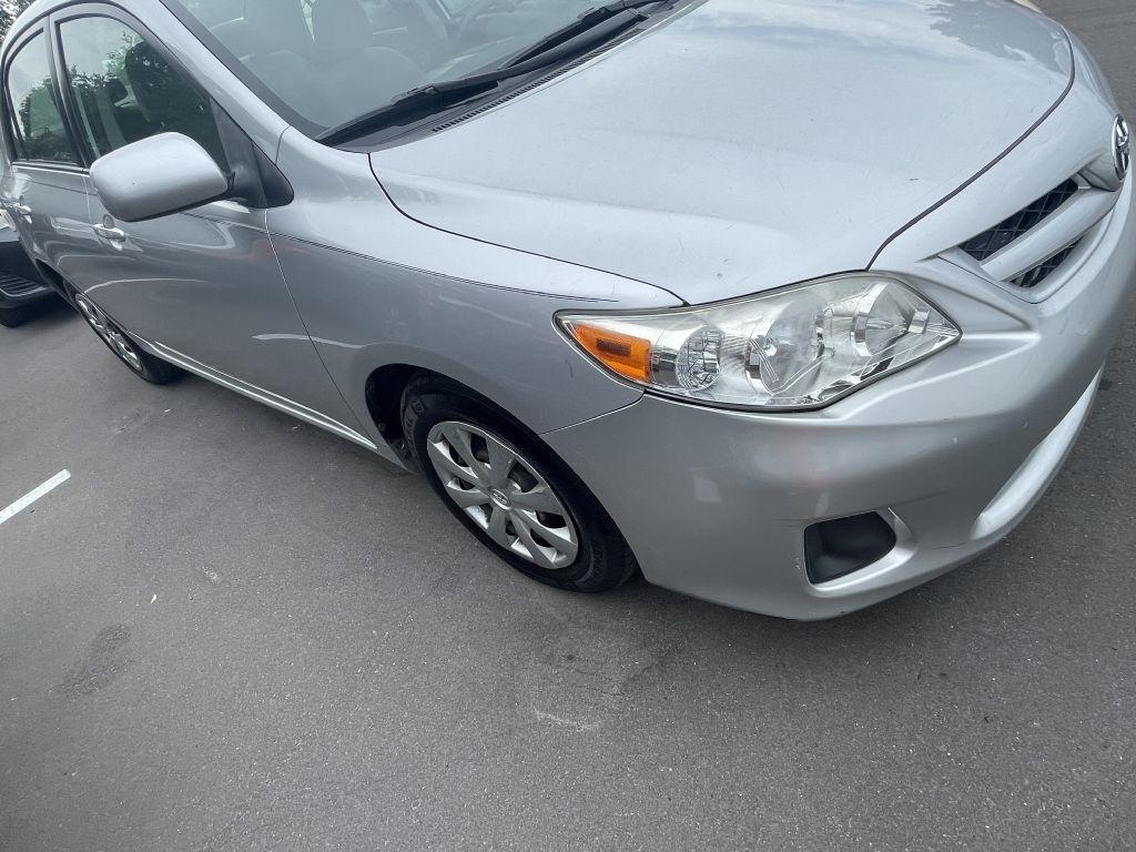 Toyota Corolla Base 5-Speed MT 2011