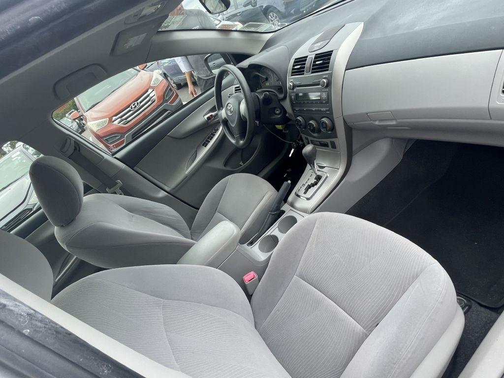 Toyota Corolla Base 5-Speed MT 2011