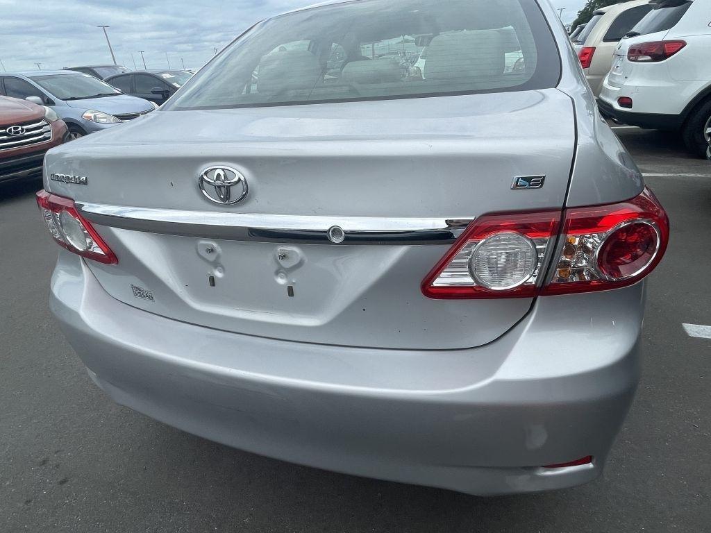 Toyota Corolla Base 5-Speed MT 2011