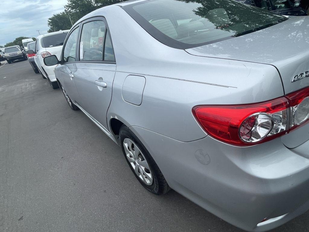 Toyota Corolla Base 5-Speed MT 2011