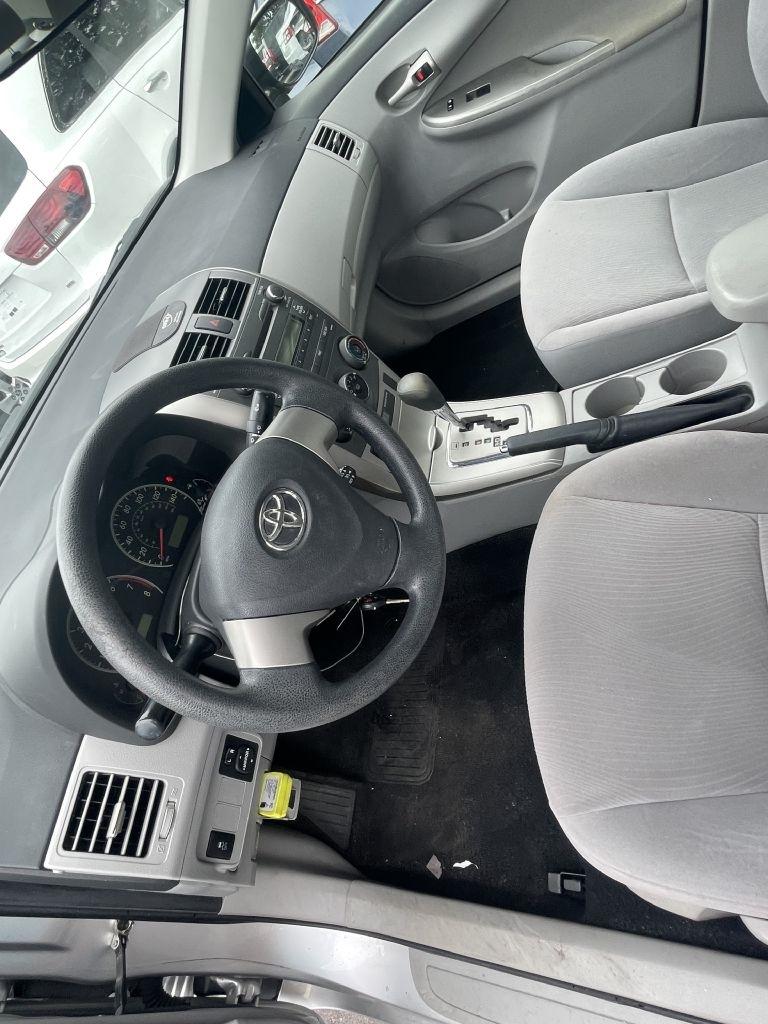 Toyota Corolla Base 5-Speed MT 2011