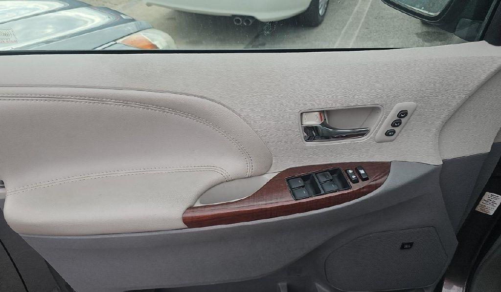 Toyota Sienna XLE FWD 8-Passenger V6 2014