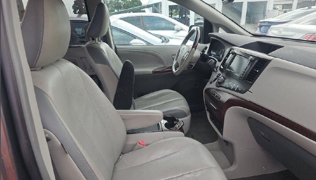 Toyota Sienna XLE FWD 8-Passenger V6 2014