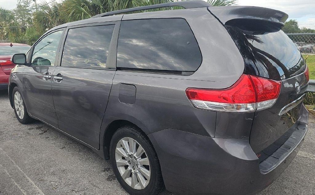 Toyota Sienna XLE FWD 8-Passenger V6 2014