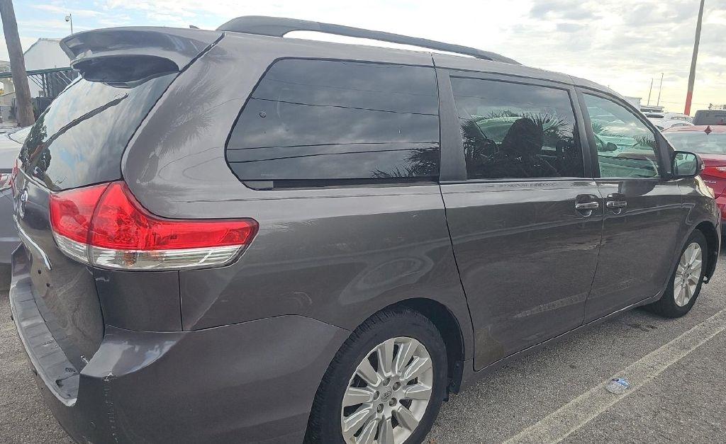 Toyota Sienna XLE FWD 8-Passenger V6 2014