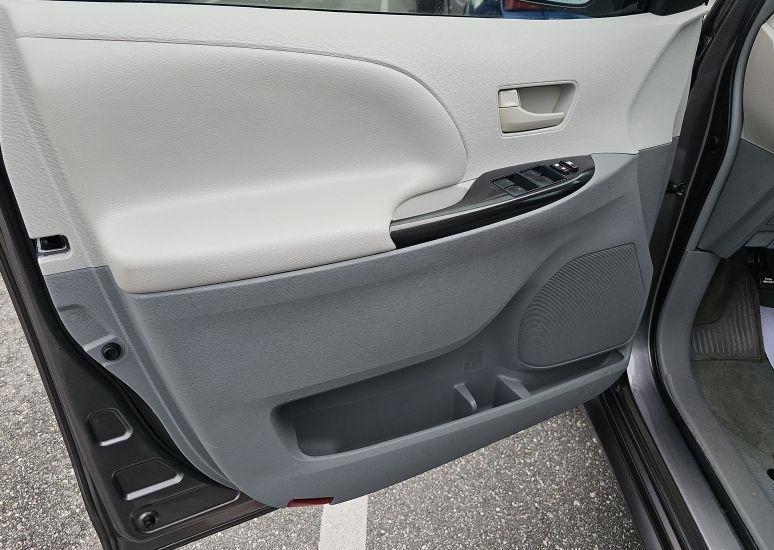 Toyota Sienna LE FWD 8-Passenger V6 2014