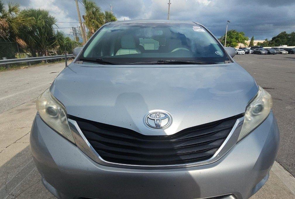 Toyota Sienna LE FWD 8-Passenger V6 2014