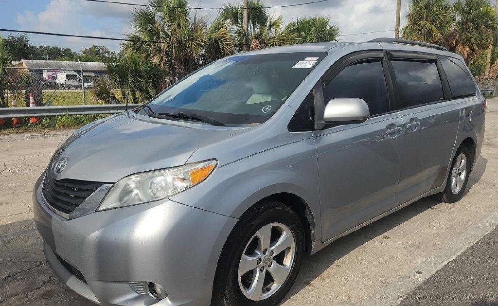 Toyota Sienna LE FWD 8-Passenger V6 2014