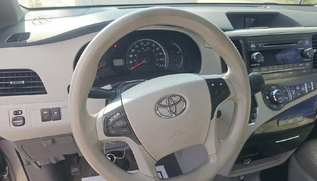 Toyota Sienna LE FWD 8-Passenger V6 2014