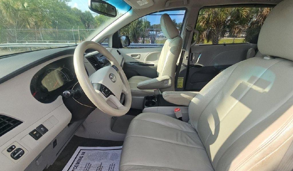 Toyota Sienna LE FWD 8-Passenger V6 2014