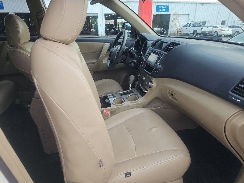 Toyota Highlander Base 2WD V6 2013