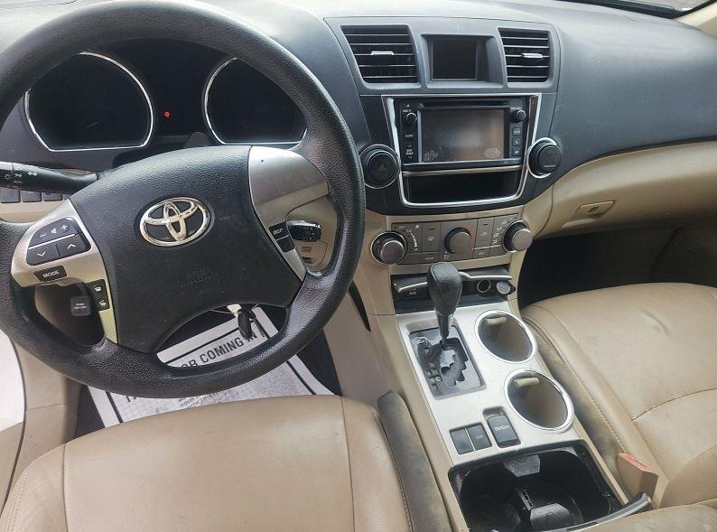 Toyota Highlander Base 2WD V6 2013