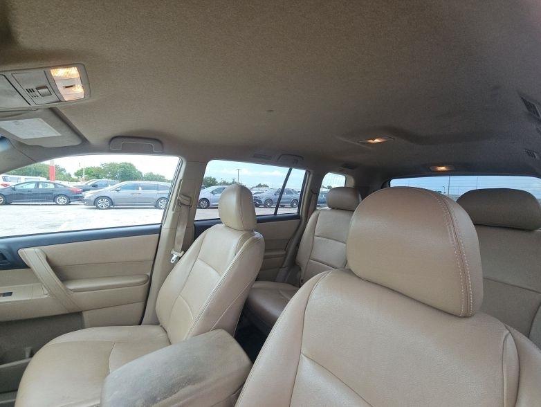 Toyota Highlander Base 2WD V6 2013