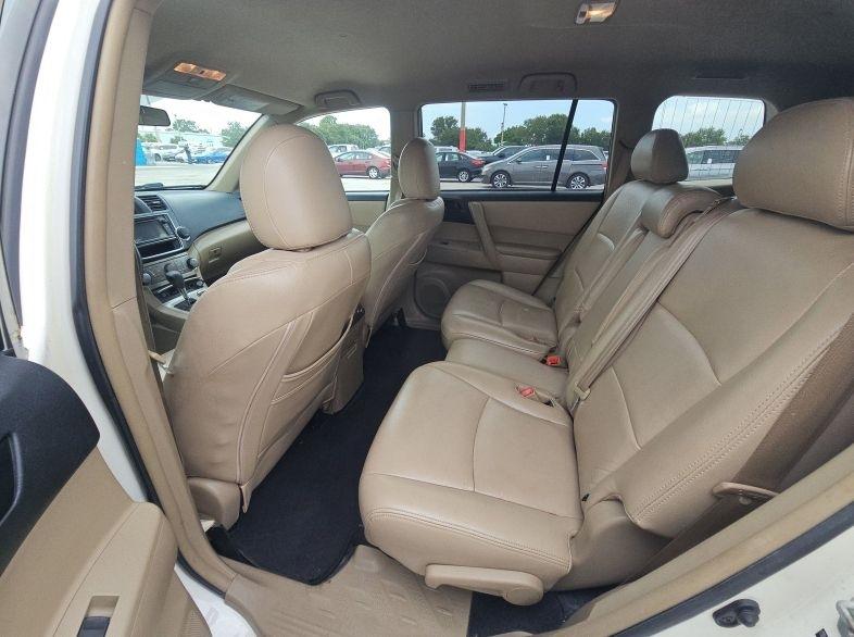 Toyota Highlander Base 2WD V6 2013