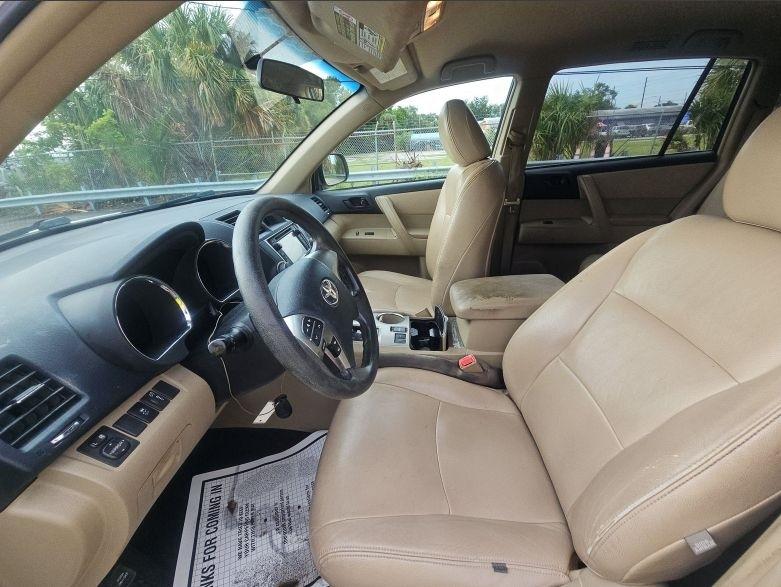 Toyota Highlander Base 2WD V6 2013