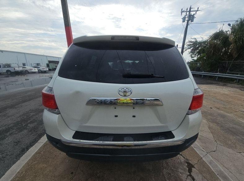 Toyota Highlander Base 2WD V6 2013