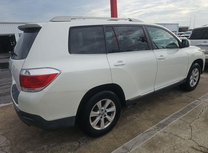 Toyota Highlander Base 2WD V6 2013