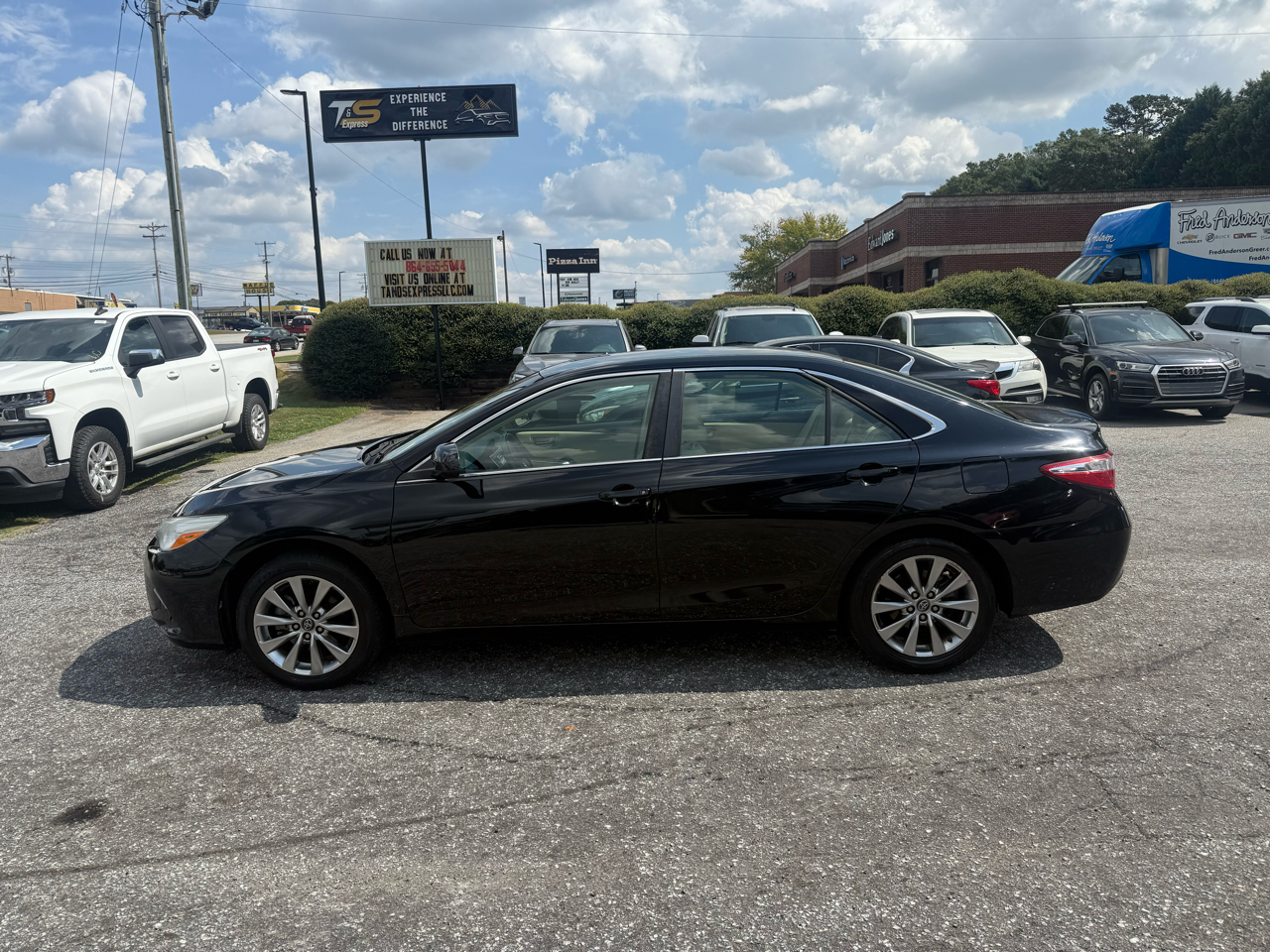 2017 Toyota Camry XLE photo 3