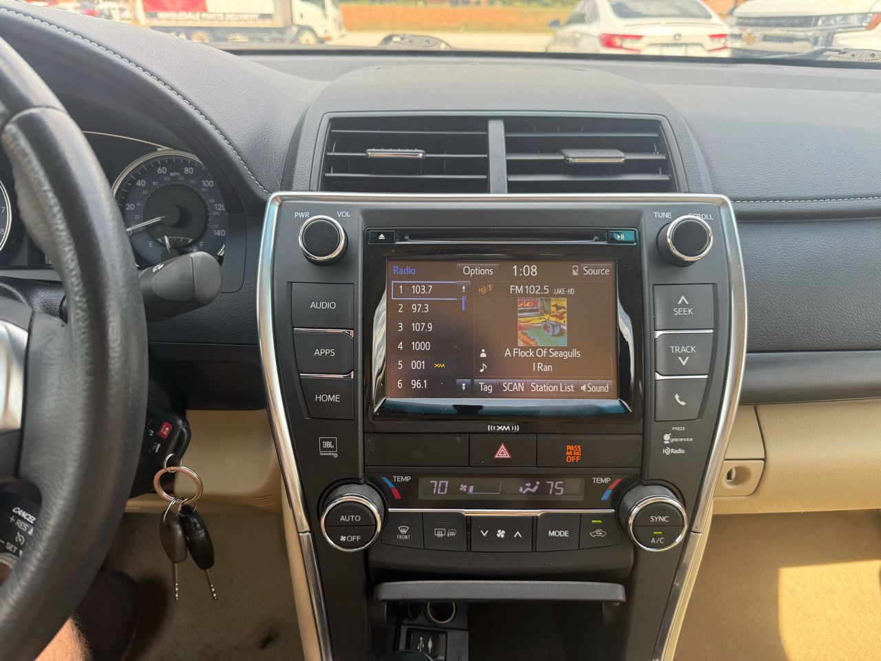 2017 Toyota Camry XLE photo 6