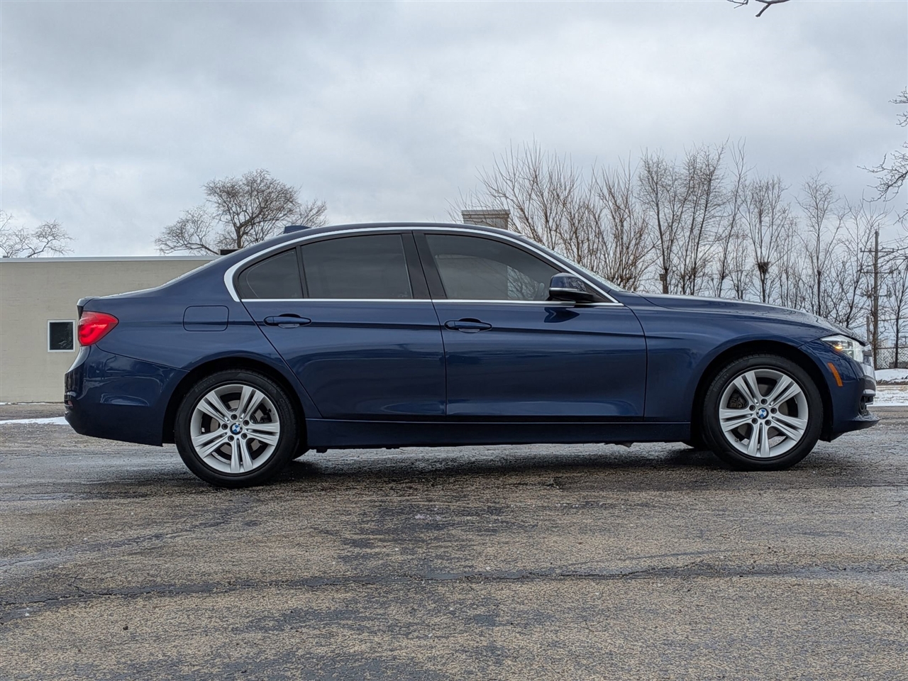 BMW 3-Series 330i xDrive SULEV Sedan 2017