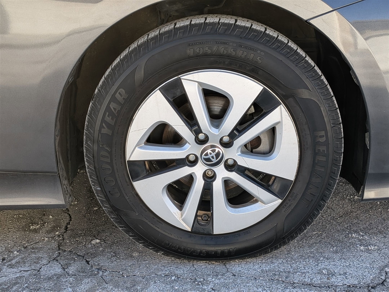 Toyota Prius Three (Natl) 2017