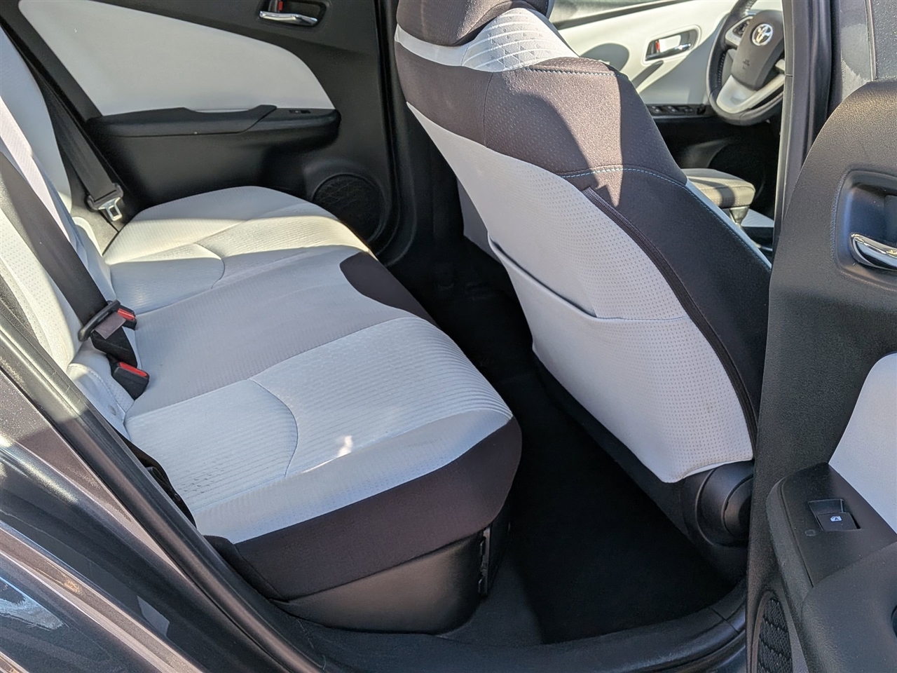 Toyota Prius Three (Natl) 2017