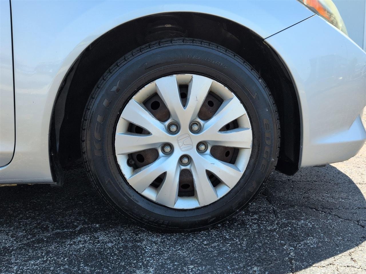 Honda Civic LX Sedan 5-Speed AT 2012