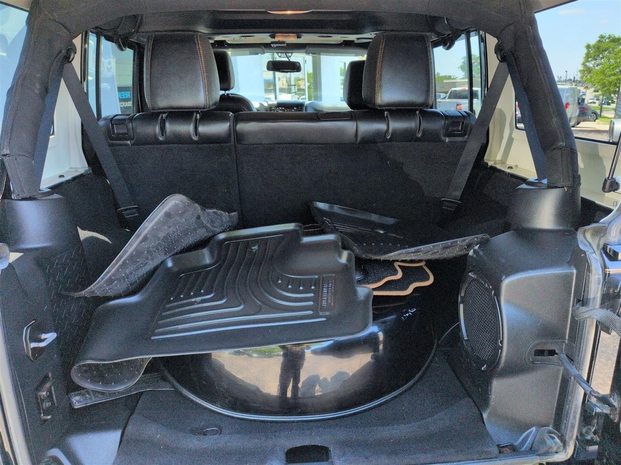 Jeep Wrangler Unlimited Sahara 4D SUV 4WD 2014