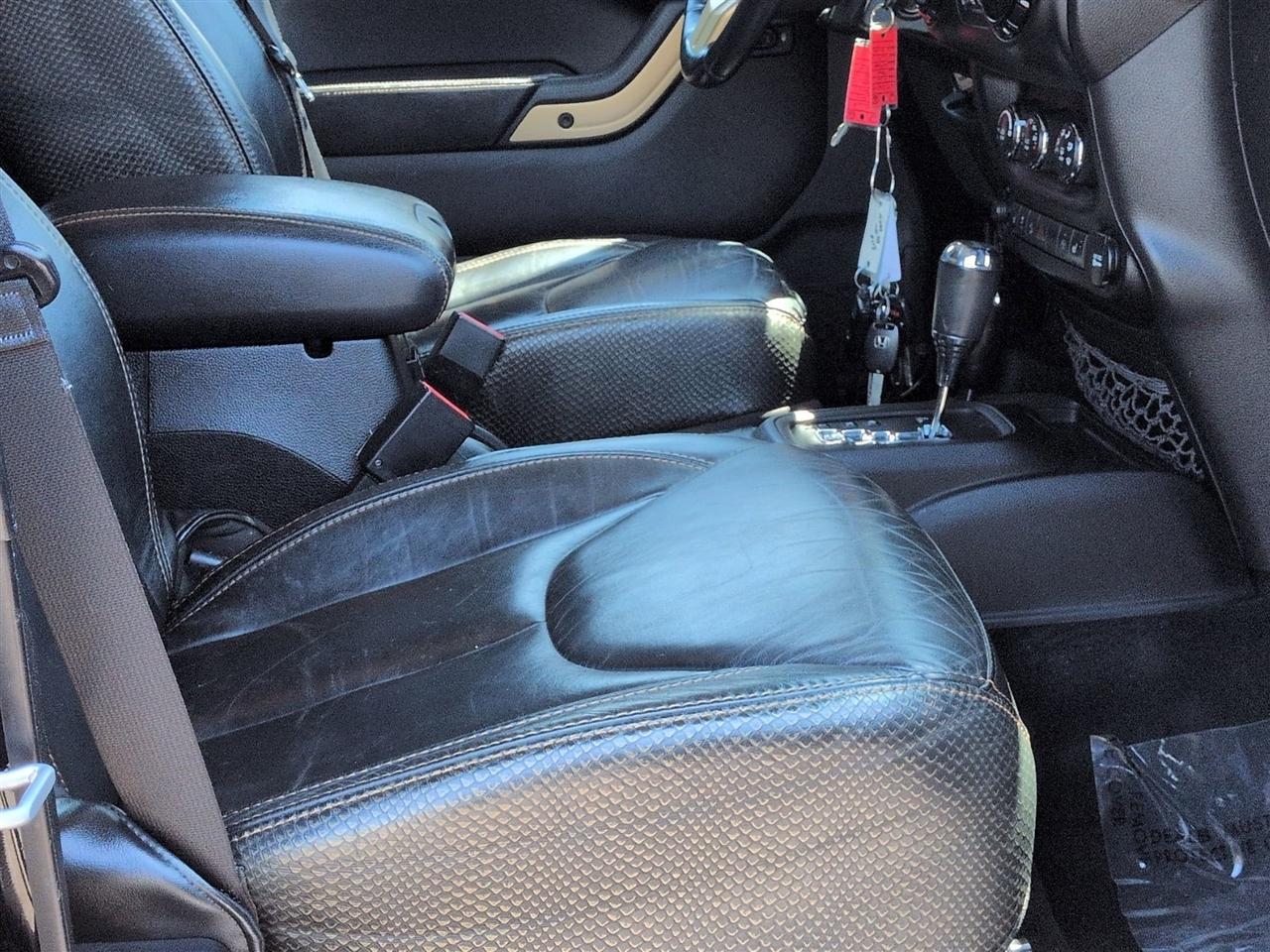 Jeep Wrangler Unlimited Sahara 4D SUV 4WD 2014