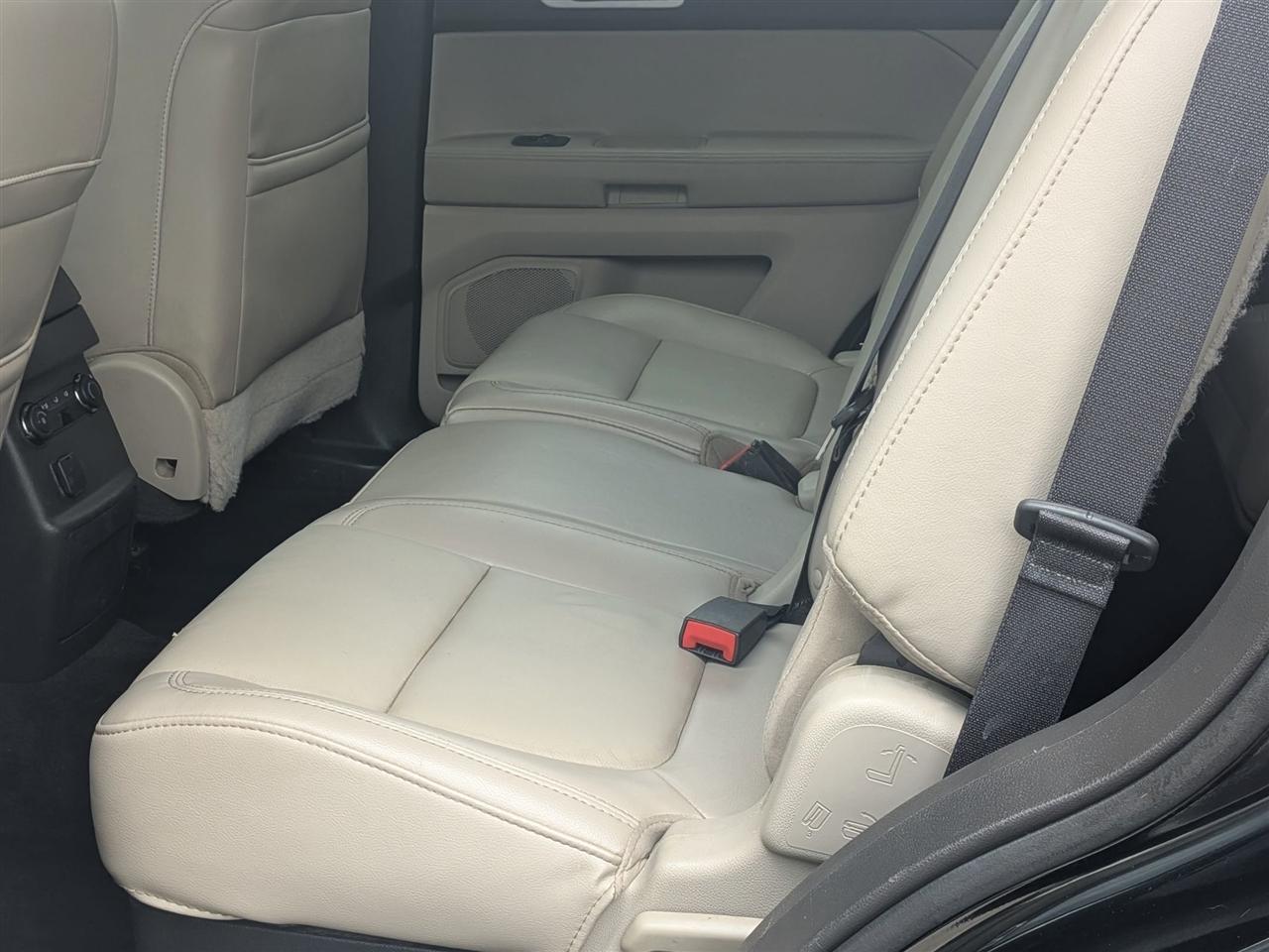 Ford Explorer XLT 4D SUV 4WD 2015