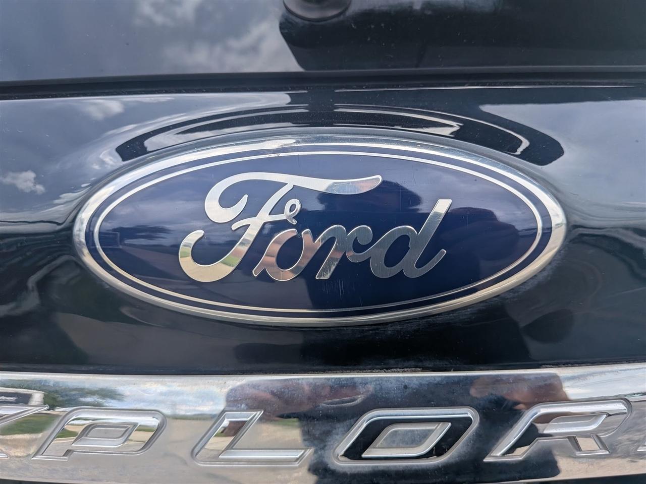 Ford Explorer XLT 4D SUV 4WD 2015
