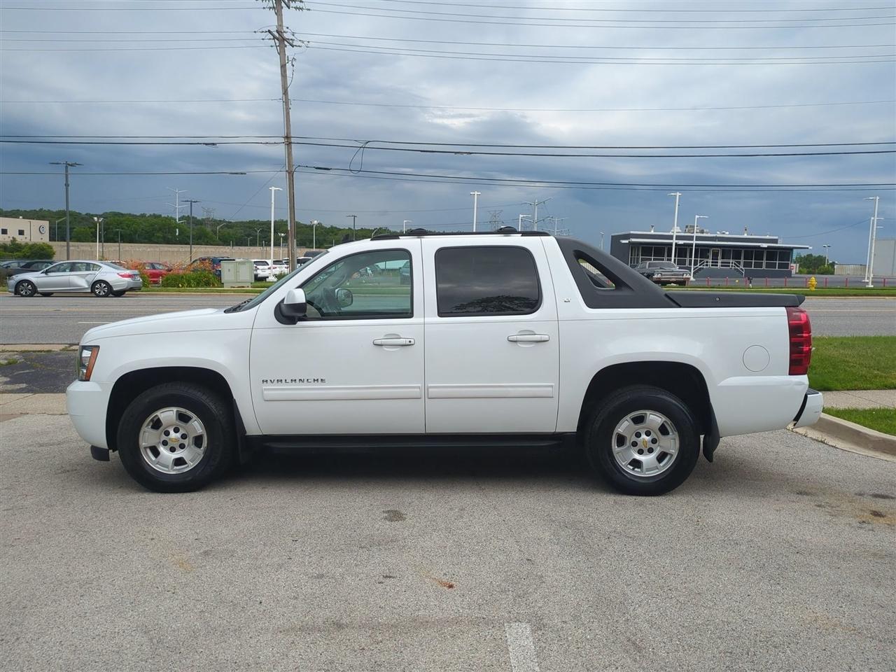 Chevrolet Avalanche LT 4WD 2011