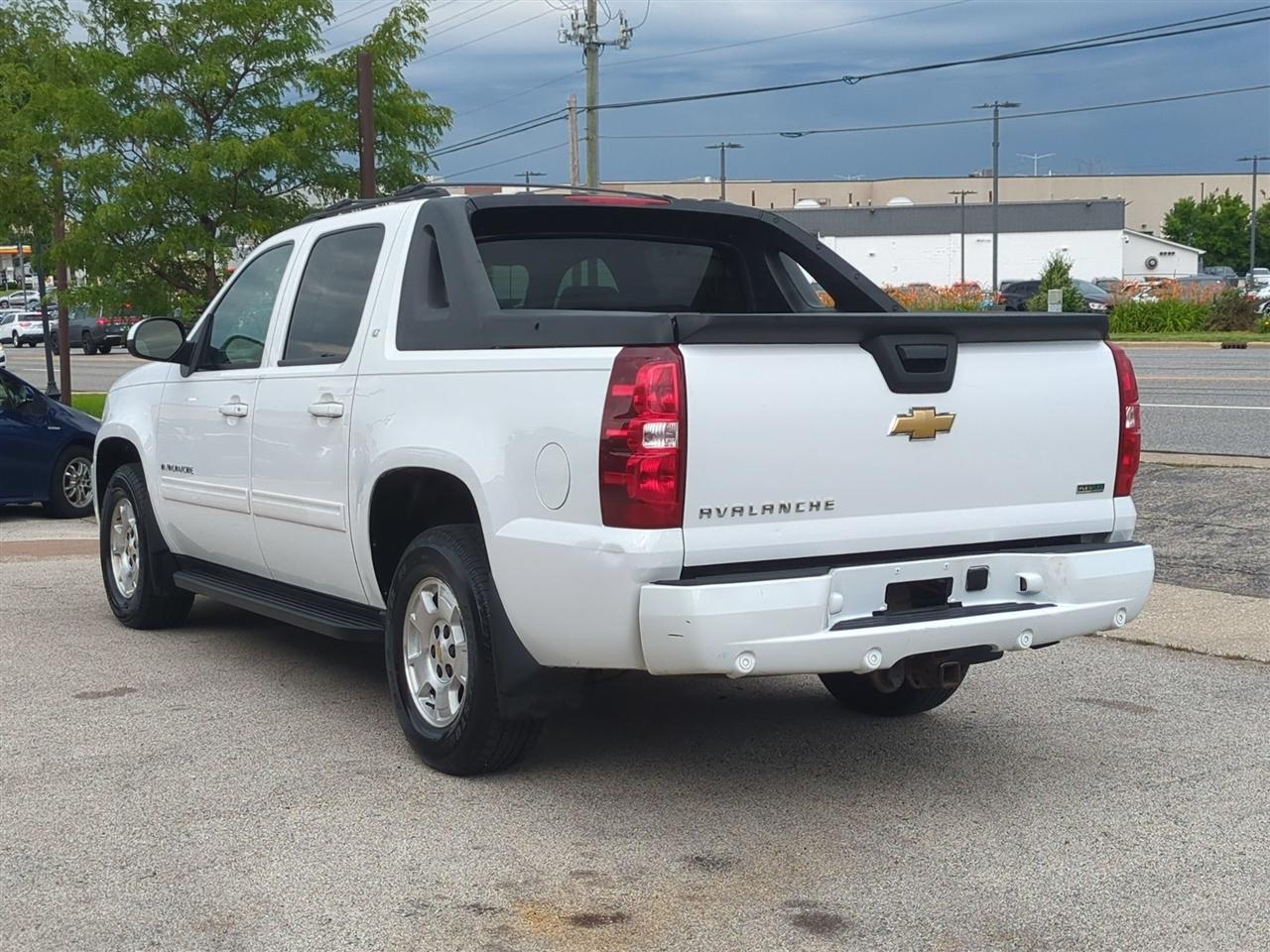 Chevrolet Avalanche LT 4WD 2011