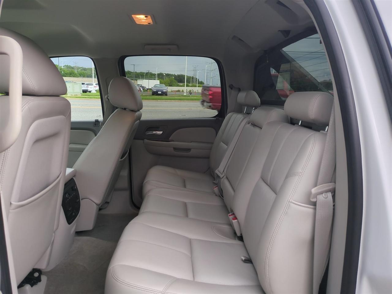 Chevrolet Avalanche LT 4WD 2011