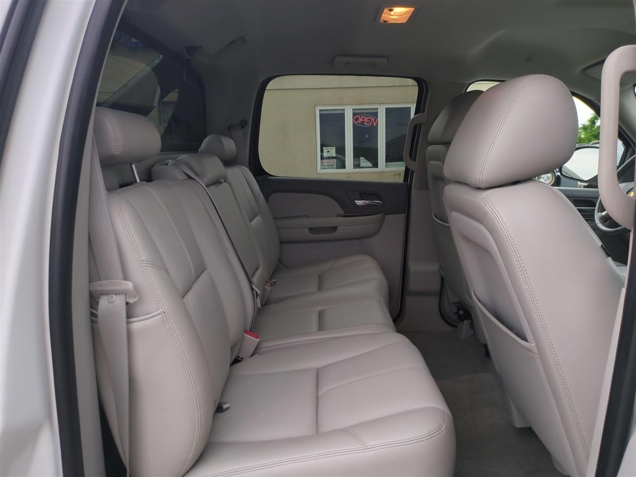 Chevrolet Avalanche LT 4WD 2011