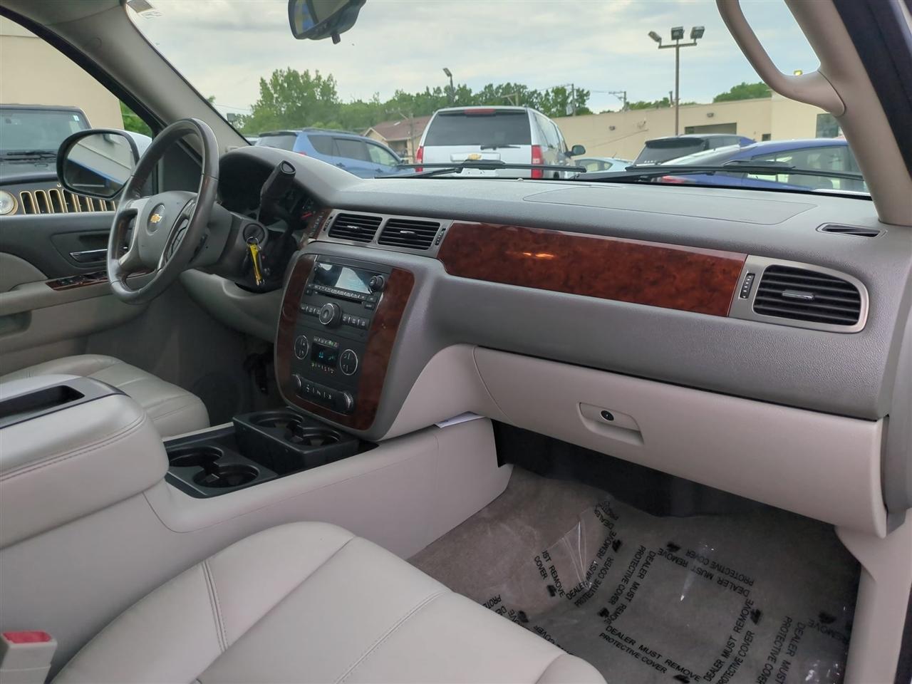 Chevrolet Avalanche LT 4WD 2011