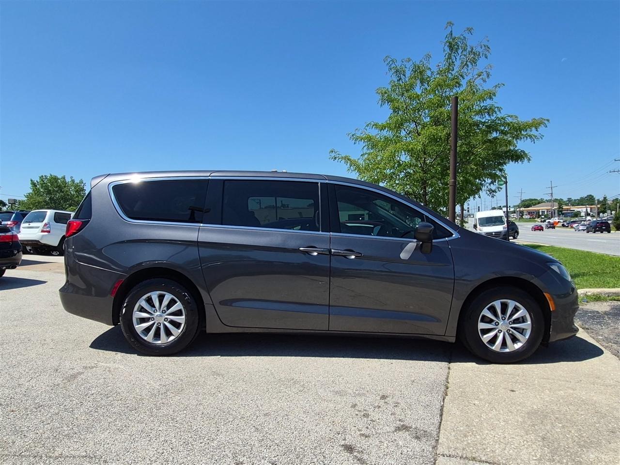 Chrysler Pacifica Touring 2017