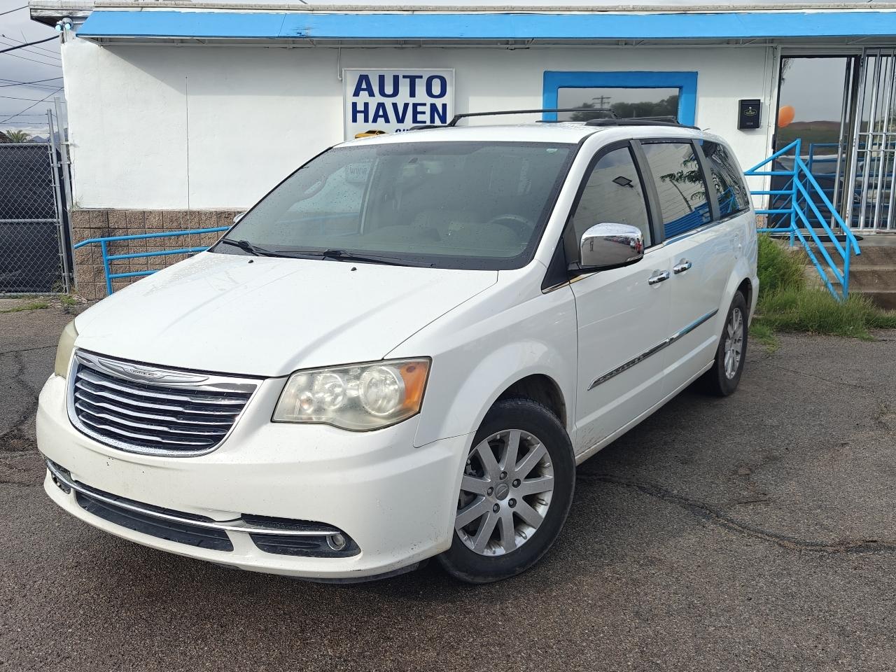Chrysler Town & Country Touring-L 2012