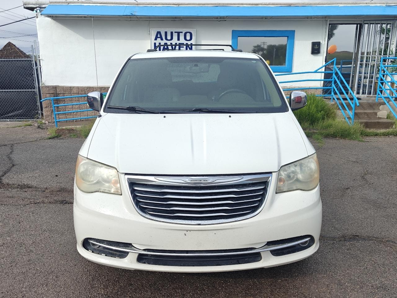 Chrysler Town & Country Touring-L 2012