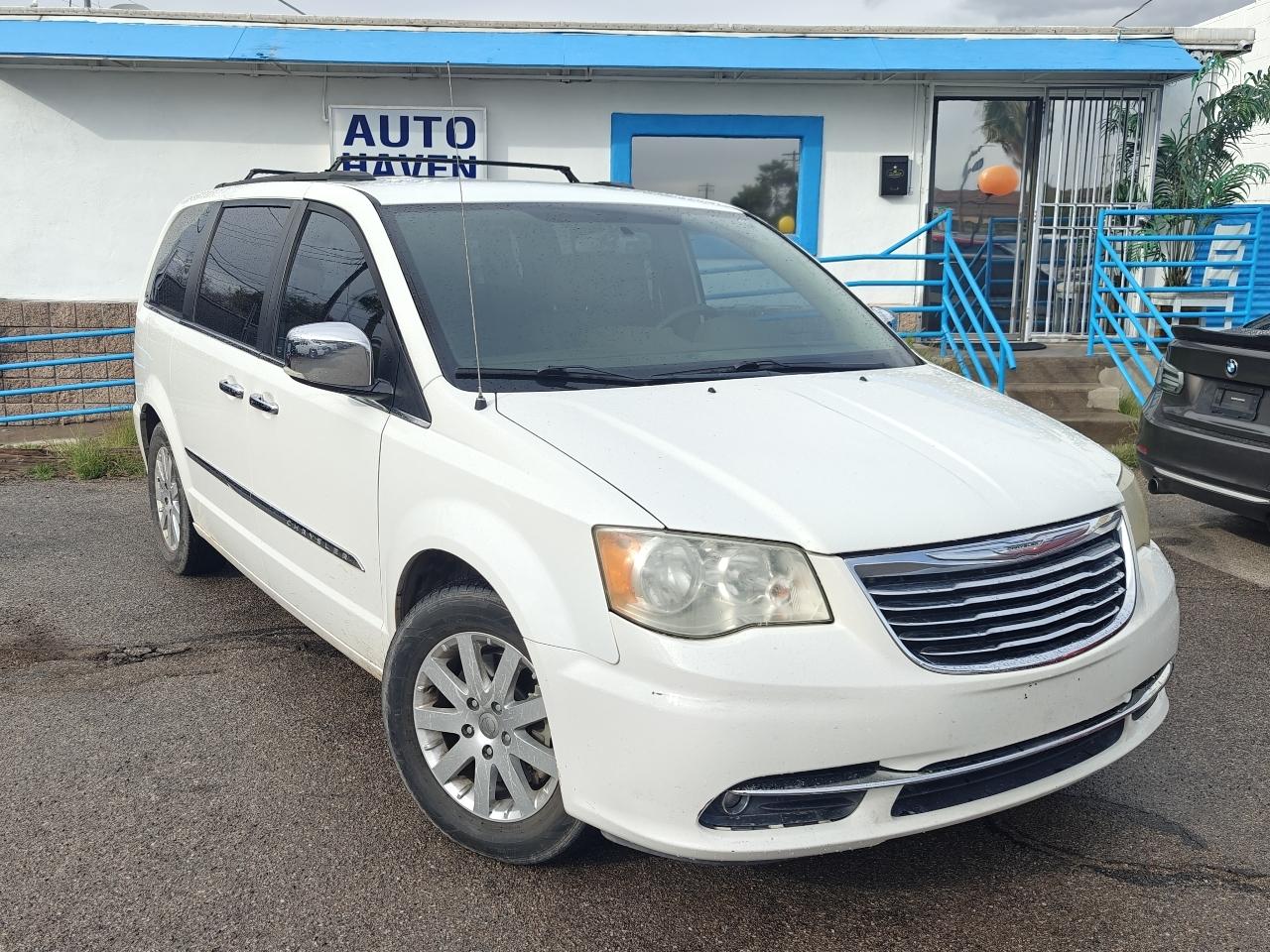 Chrysler Town & Country Touring-L 2012
